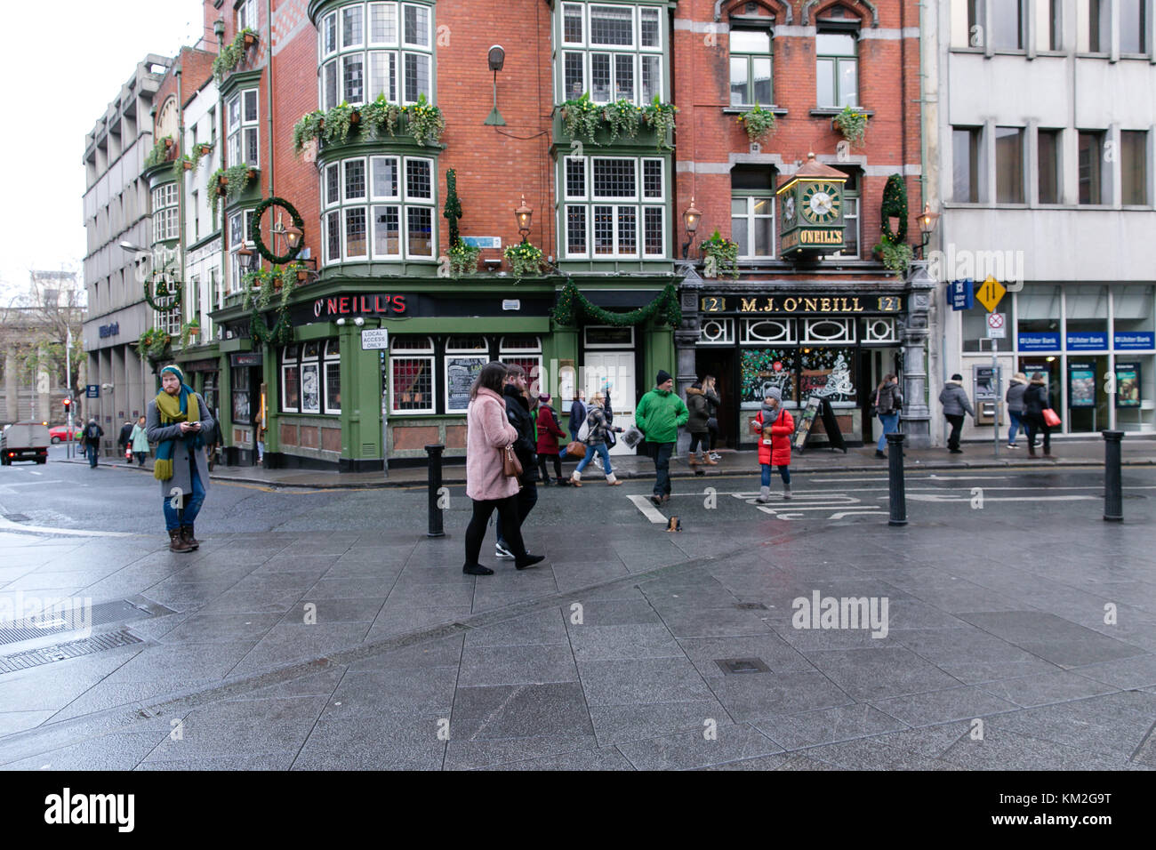 Dublin, Ireland. 3rd Dec, 2017. O`Neill`s Pub in dublin with Christmas